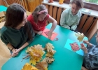 dzieci robią wyklejanki z liści