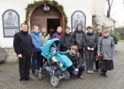 piesza pielgrzymka socjuszy do Bujakowa, grupa stoi przed kościołem