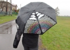 piesza pielgrzymka socjuszy do Bujakowa, Weronika trzyma parasol na którym  narysowana jest tęcza