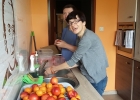 Ela i Ania myją owoce na agapę