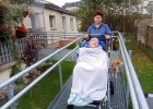 mama z synem w wózku na podjeździe dla wózków
